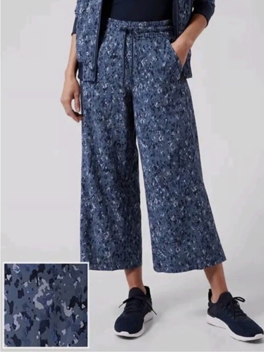 Athleta Avenue Wide Leg Crop Pants Size 12 Blue Camo Print Athleisure Travel
